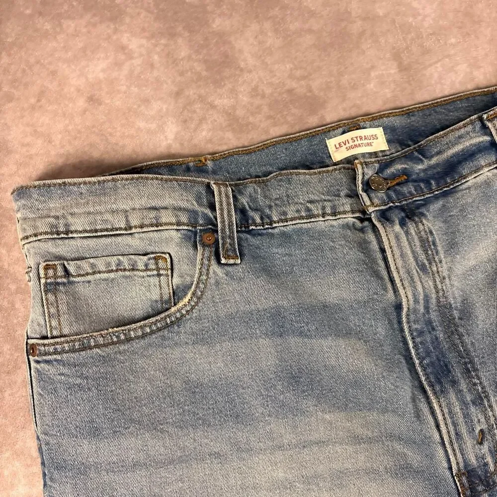 levi’s strauss lightwash baggy jean shorts